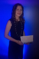 Laura Kylmälä kävi pokkaamassa seuran nuorisotoimintakilpailusta voittaman palkinnon.